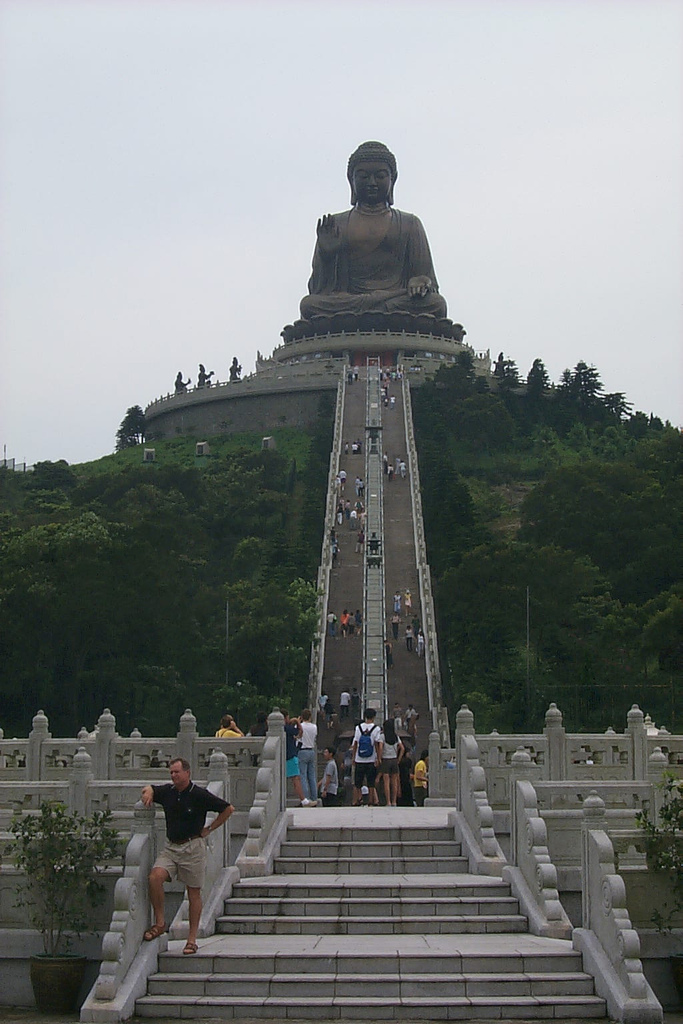 تمثال بوذا الكبير (Tian Tan Buddha)
